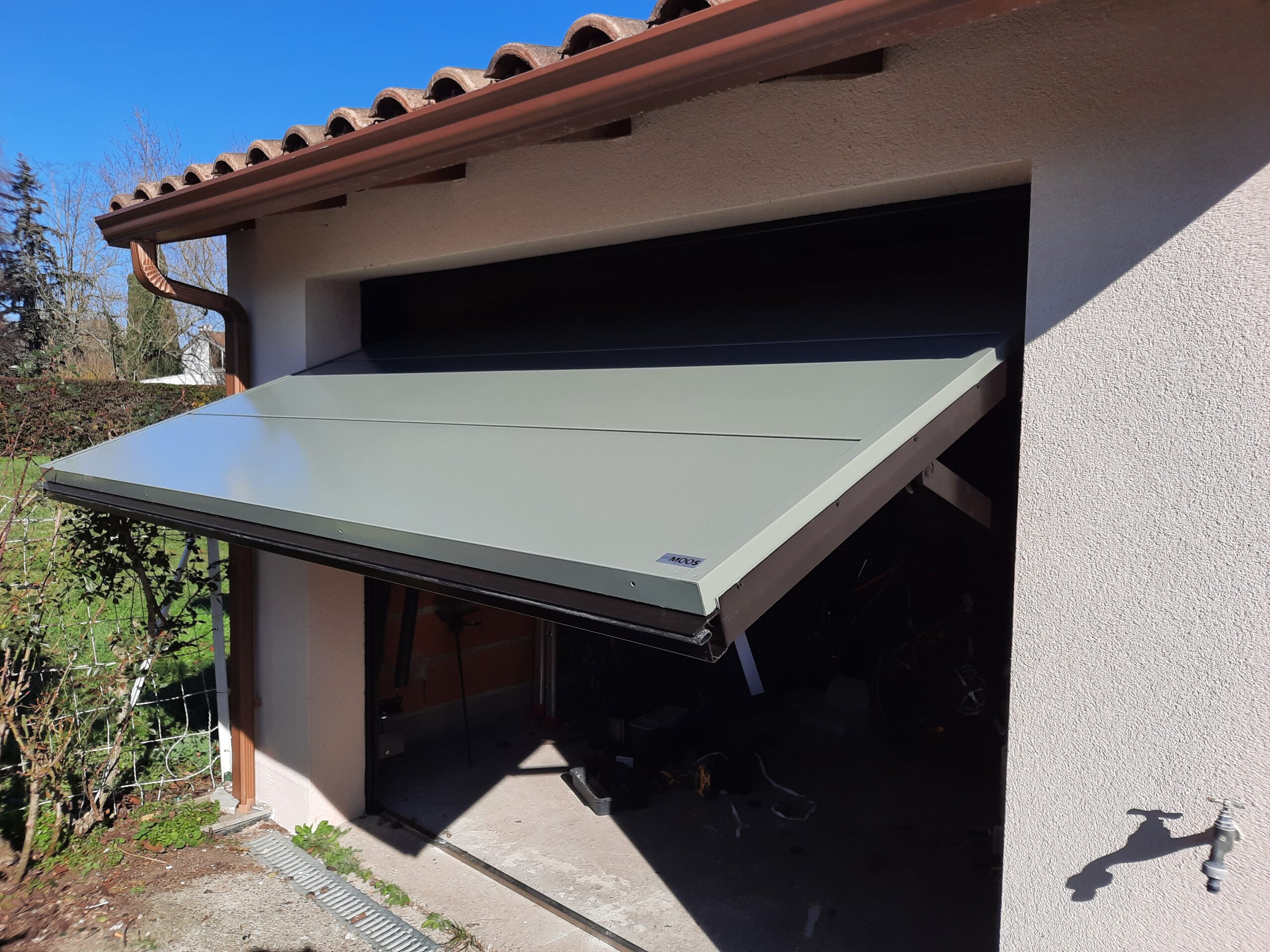 PORTE DE GARAGE BASCULANTE MOTORISEE (1)